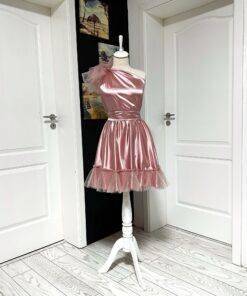 Rochie pe o parte scurta din Satin cu bordura si tulle la umar 20244