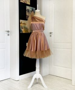 Rochie universala pe o parte scurta din Satin cu bordura si tulle la umar 202435U