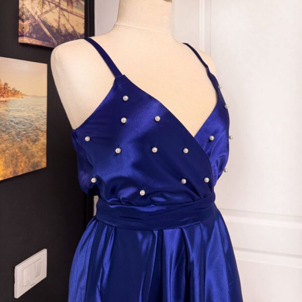 Rochie scurta din satin cu bretele subțiri și perle 202555U, scurta din material de Satin premium.