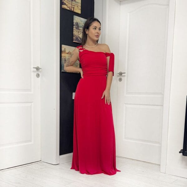 Rochie lungă roșie asimetrică cu fundă și cataramă la umeri