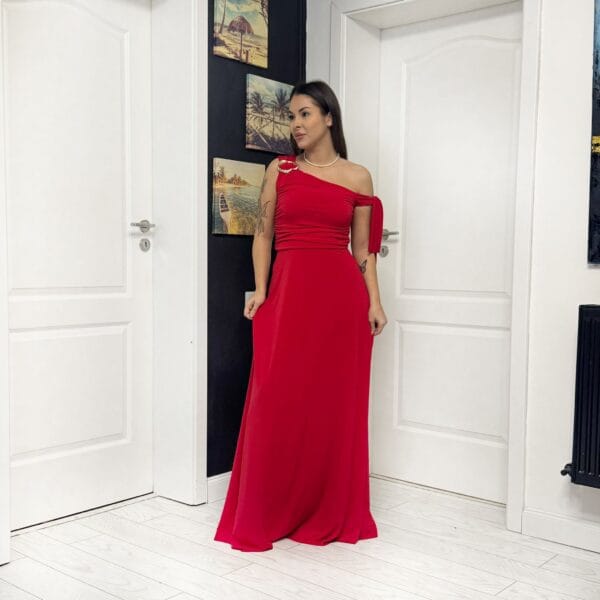 Rochie lungă roșie asimetrică cu fundă și cataramă la umeri