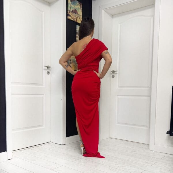 Rochie lungă roșie one-shoulder drapată