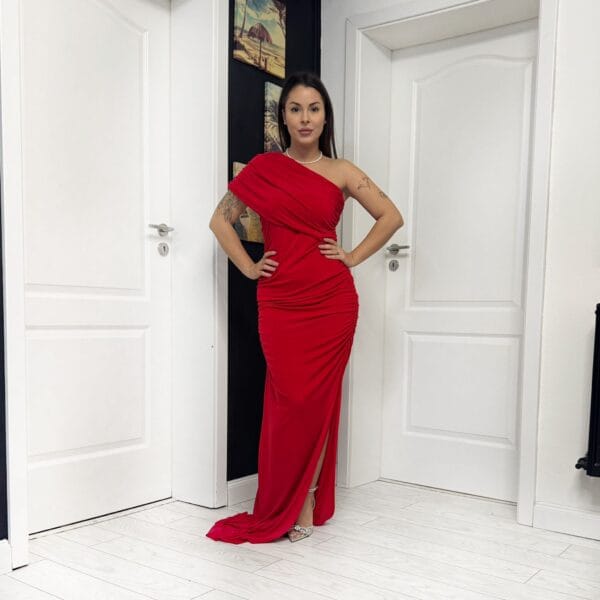 Rochie lungă roșie one-shoulder drapată