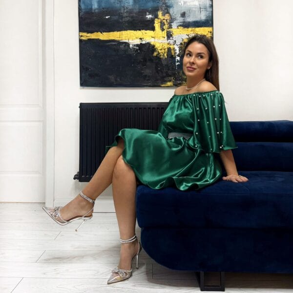 Rochie scurta cu umeri goi mâneci clopot și perle 202611