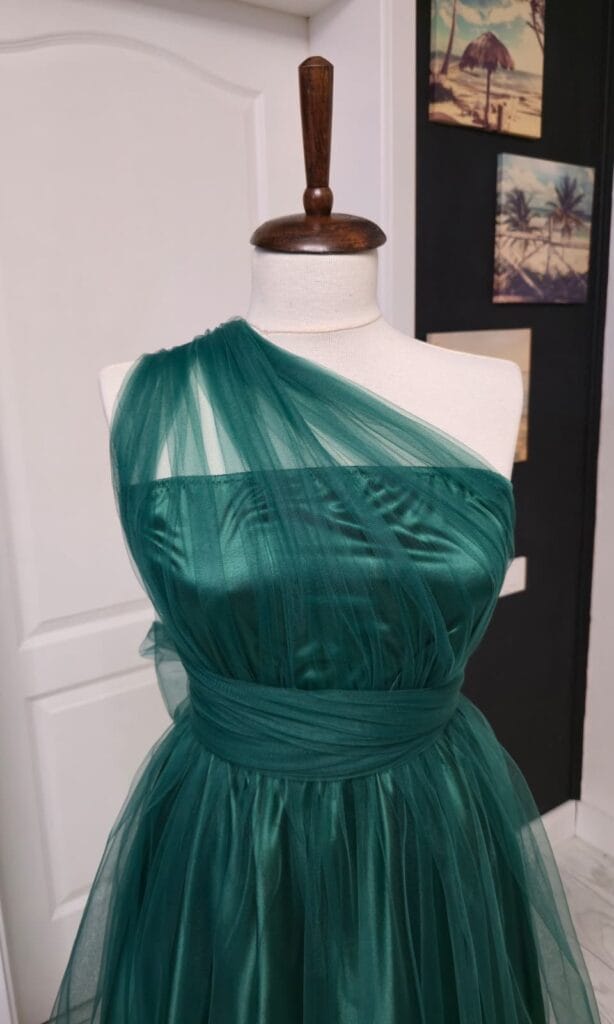 Rochie versatila scurta din satin cu bustul si spatele acoperit cu tulle si bretele din tulle 202629U