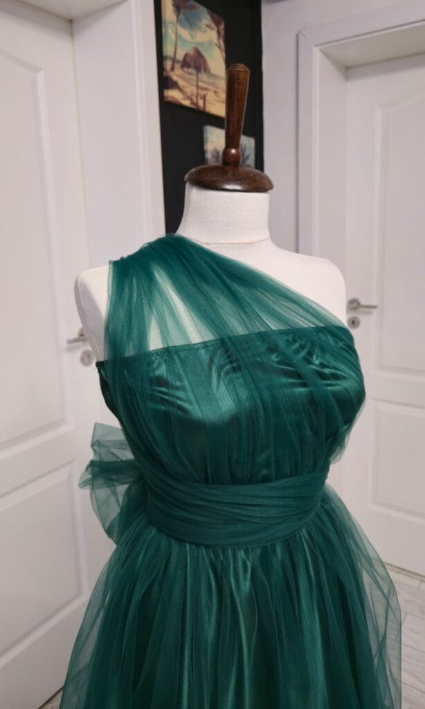Rochie versatila scurta din satin cu bustul si spatele acoperit cu tulle si bretele din tulle 202629U