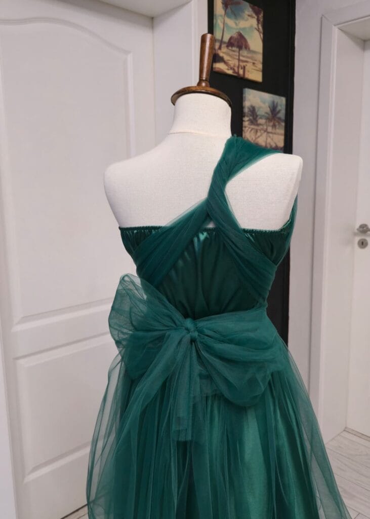 Rochie versatila scurta din satin cu bustul si spatele acoperit cu tulle si bretele din tulle 202629U